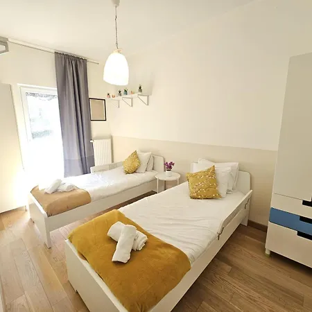 Executive 3br Flat W Terrace, Parking, Fast Wi-fi *